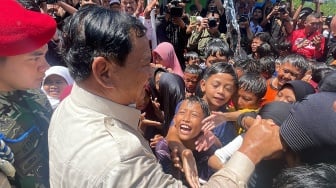 Terlihat Senang, Intip Keseruan Prabowo Main Air Bareng Anak-anak di Kuningan