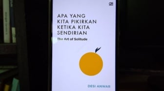 Upaya Merenungi Hidup Lewat Buku 'Apa yang Kita Pikirkan Ketika Kita Sendirian'