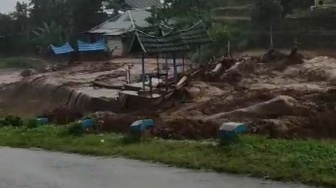 Banjir Bandang Landa Nagari Surian Solok: Jembatan Putus-Lahan Pertanian Tertimbun Longsor