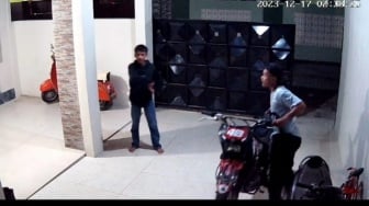 Aksi Kawanan Pencuri Tenteng Golok Gasak Motor Warga Cantilan Serang Terekam CCTV