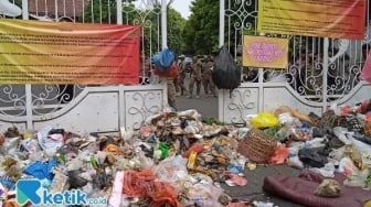 Deltamania Kecam Aksi Buang Sampah di Depan Pendopo Bupati Sidoarjo