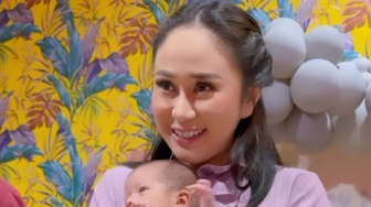 Dear Denise Chariesta, Ingat Bahaya Gendong Anak Pakai Sepatu Hak Tinggi