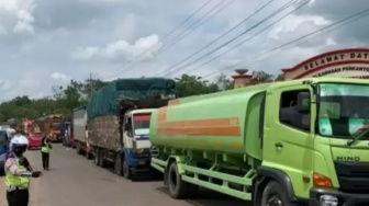 Macet Semalaman, Truk di Ruas Jalintim Palembang-Betung Banyuasin Padat Merayap