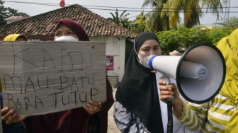 Warga Way Lunik Bandar Lampung Protes Stockpile Batu Bara