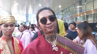 Rapper Samuel Alexander Pieter atau akrab disapa Young Lex mendukung langsung pasangan Ganjar-Mahfud MD di JCC, Senayan, Jakarta, Jumat (22/12/2023). [Suara.com/Bagaskara]