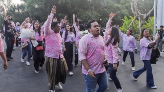 Para pendukung paslon nomor urut tiga Ganjar Pranowo dan Mahfud MD saat tiba di JCC Senayan, Jakarta, Jumat (22/12/2023). [Suara.com/Alfian Winanto]
