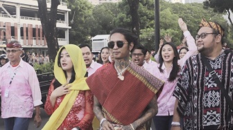 Fans Berat Mahfud, Young Lex Bikin Heboh Lokasi Debat Cawapres dengan Baju Adat Batak