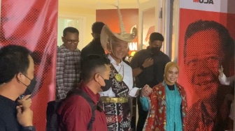 Pakai Baju Adat, Ganjar dan Mahfud Bertolak ke JCC Senayan untuk Debat Cawapres