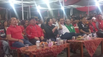 Momen Bambang Pacul Nobar Debat di Markas PDIP Jateng: Acungkan Salam Tiga Jari Hingga Joget-joget