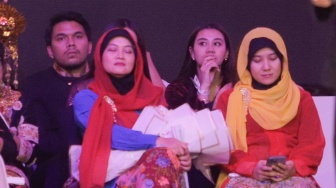 Bikin Meleyot, Aaliyah Massaid Gandeng Tangan Thariq Halilintar Nonton Debat Cawapres