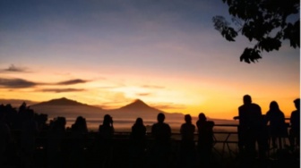 Mengintip Sunrise dari Punthuk Setumbu, Eksotisme di Balik Candi Borobudur