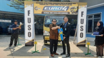 Lagi, Mitsubishi Fuso Donasikan Truk Canter FE 74 L untuk Praktik Siswa SMK Assalaam Bandung