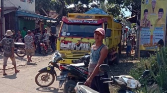 Habis Kesabaran! Emak-Emak di Desa Watu Gajah Probolinggo Adang Dump Truk Pengangkut Material Tol