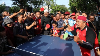 Ganjar Pranowo-FX Rudy Enak-enaknya Main Pingpong di CFD Solo, Warga: Mas Gibran Nggak Diajak Pak?