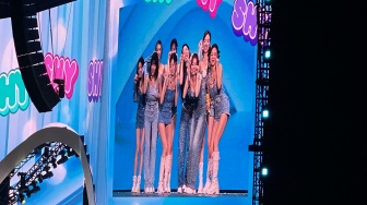 Serba-serbi Solo Stage Member TWICE di Konser Jakarta, dari Pole Dance Seksi Hingga Minta Maaf Salah Lirik