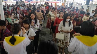 Umat Kristiani saat mengikuti Misa Natal di Gereja Katedral, Jakarta, Senin (25/12/2023). [Suara.com/Alfian Winanto]