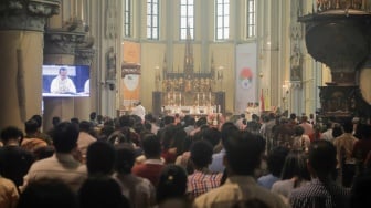 Umat Kristiani saat mengikuti Misa Natal di Gereja Katedral, Jakarta, Senin (25/12/2023). [Suara.com/Alfian Winanto]