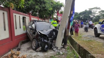 Agya Hitam Ringsek Tubruk Tiang Listrik di Lebak, Pengemudi Diduga Mengantuk