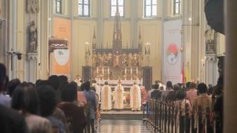 Umat Kristiani saat mengikuti Misa Natal di Gereja Katedral, Jakarta, Senin (25/12/2023). [Suara.com/Alfian Winanto]