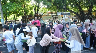 Borong Dagangan di CFD Kota Mataram, Sukarelawan Yakinkan Ganjar-Mahfud Peduli UMKM