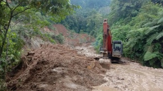 Empat Hari Pasca Diterjang Longsor, Jalur Pantai Barat Madina Belum Bisa Dilewati Kendaraan