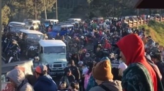 Macet Horor di Gerbang Taman Nasional Bromo Tengger Semeru, Warganet: Besok Naik Helikopter