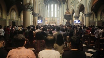 Umat Kristiani saat mengikuti Misa Natal di Gereja Katedral, Jakarta, Senin (25/12/2023). [Suara.com/Alfian Winanto]