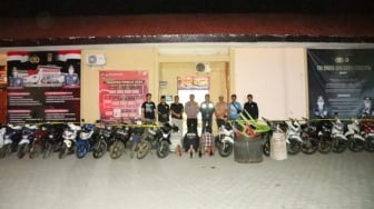 Penggerebekan Polisi di Arena Judi Sabung Ayam di Pesisir Barat Diduga Bocor