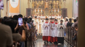 Umat Kristiani saat mengikuti Misa Natal di Gereja Katedral, Jakarta, Senin (25/12/2023). [Suara.com/Alfian Winanto]