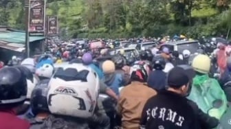 Puncak Kembali Lumpuh, Over Kapasitas Jadi Biang Kerok Kemacetan Parah