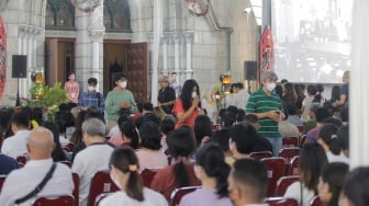 Umat Kristiani saat mengikuti Misa Natal di Gereja Katedral, Jakarta, Senin (25/12/2023). [Suara.com/Alfian Winanto]