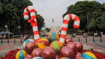 Dekorasi khas Natal di Taman Lapangan Banteng, Jakarta, Selasa (26/12/2023). [Suara.com/Alfian Winanto]