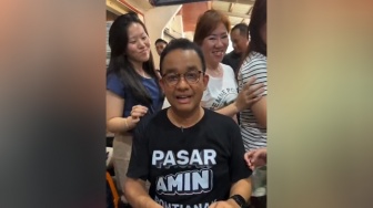 Anies Baswedan Dikerubungi Emak-emak Saat Ngopi di Kopi Asiang Pontianak, Publik: Pak Anies Emang Magnet