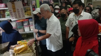 Minum Jamu Kunyit Asam Campur Kelapa di Pasar Jamu Nguter, Ganjar Pranowo: Kayak Sirup Gitu