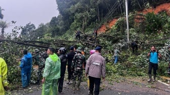 Jalan Lintas Riau-Sumbar Sudah Bisa Dilewati, tapi Pelan-pelan Pak Sopir!