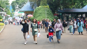 Pengunjung saat berwisata di Taman Margasatwa Ragunan, Jakarta, Selasa (26/12/2023). [Suara.com/Alfian Winanto]