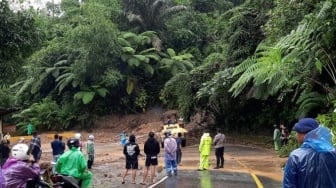 Jalan Lintas Riau-Sumbar Longsor, Pengendara Motor Tewas Tertimbun Tanah