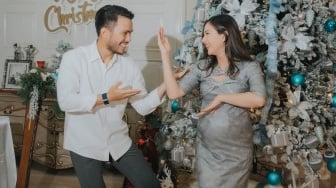 Gelar Perayaan Natal Bareng Keluarga Suami, Begini Potret Jessica Mila Tampil Cantik dengan Dress Silver Mewah