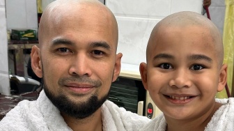 Teuku Wisnu Rekam Prosesi Putranya Dicukur Botak, Ekspresi Adam Jadi Sorotan: Tukang Cukurnya Ganas