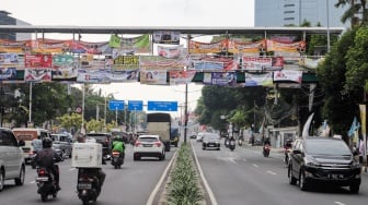 Tak Enak Dipandang, Begini Penampakan JPO di Jalan KH Mas Mansyur Dipenuhi Spanduk Caleg