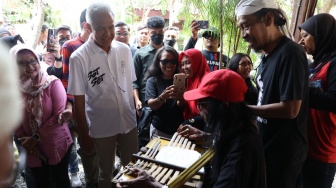 Ganjar Pranowo dapat Hadiah Lagu dari Musisi Jalanan di Klaten, Judulnya "Ora Iso Milih Liyane"