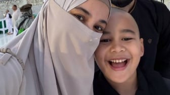 10 Momen Teuku Wisnu dan Shireen Sungkar Berangkat Umrah, Ajak Si Sulung Liburan di Tanah Suci