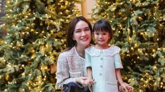 Tahun Baruan Bareng Anak Tanpa Suami, Shandy Aulia Tenteng Tas Chanel Rp 50 Juta