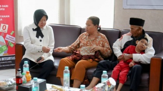 Tak Hanya Bansos, Risma Juga Berikan Bantuan Kewirausahaan Bagi Keluarga Penderita Penyakit Berat