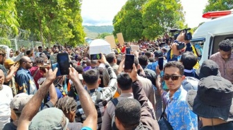 Ribuan Warga Papua Sambut Jenazah Lukas Enembe yang Tiba di Jayapura