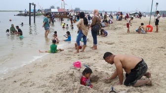 Warga saat berwisata di Pantai Lagoon, Ancol, Jakarta, Kamis (28/12/2023). [Suara.com/Alfian Winanto]