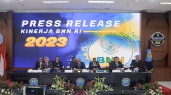 Kepala Badan Narkotika Nasional (BNN) Komjen Pol Marthinus Hukom (tengah) saat menyampaikan keterangan pers kinerja BNN selama periode 2023 di Gedung BNN RI, Jakarta, Kamis (28/12/2023). [Suara.com/Alfian Winanto]