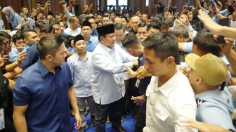 Jemaat Milenial dan Gen-Z Serbu Prabowo di Natal Surabaya: Saya Mendukung, Bapak Tersenyum