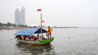 Warga saat berwisata di Pantai Lagoon, Ancol, Jakarta, Kamis (28/12/2023). [Suara.com/Alfian Winanto]