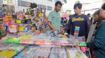 Warga membeli kembang api di Pasar Asemka, Jakarta, Jumat (29/12/2023). [Suara.com/Alfian Winanto]